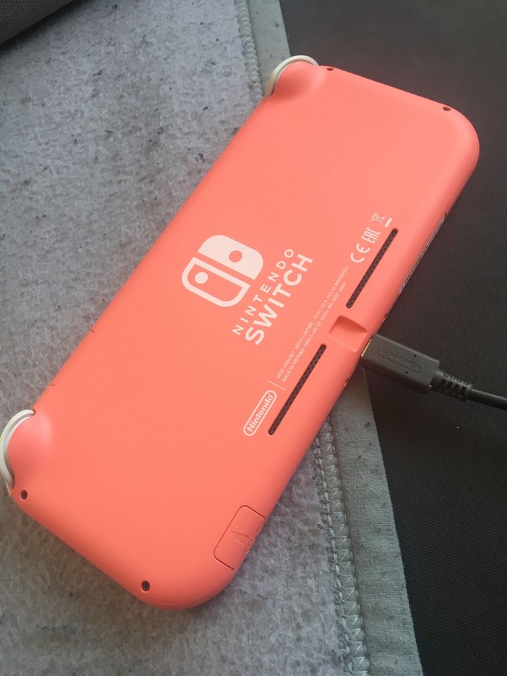 Nintendo switch lite coral Koralle Wie neu top Zustand in Döbeln