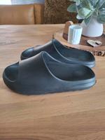 Yeezy Slides Badeschuhe Latschen Gr 41 Bayern - Ebersdorf Vorschau