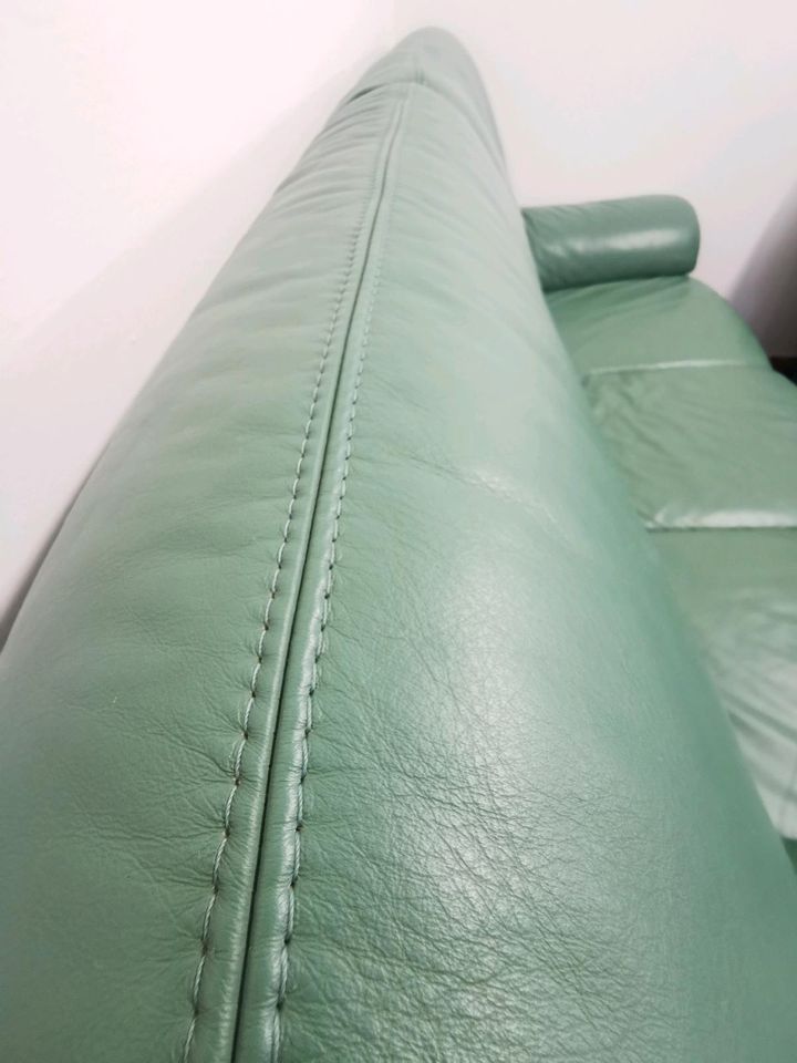 Eine Leder Garnitur 3er Sofa und ein Sessel grün mit Holz Beine in Katlenburg-Lindau