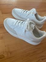Deine Chance ! Sneaker Stradivarius Schuhe Retro Creme beige weiß Hessen - Eschwege Vorschau