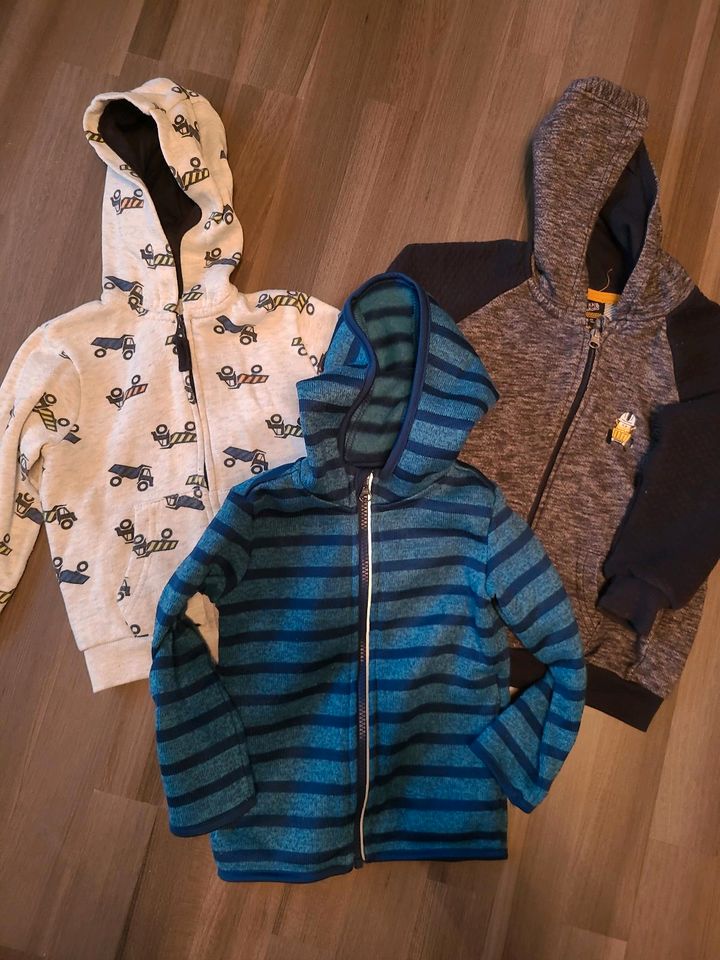 3 Sweatshirts/ Pullover Größe 98 in Salzhemmendorf