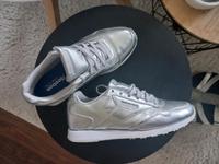 silberne Reebok Sneaker Niedersachsen - Hessisch Oldendorf Vorschau