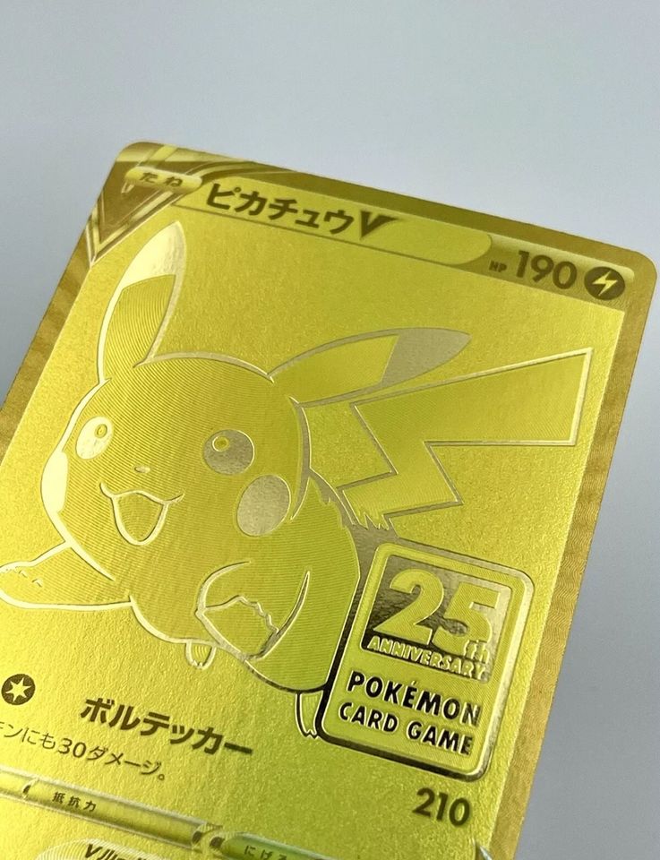 Pokemon Pikachu V 001 25th Anniversary Gold Box Japanisch Display in Gelsenkirchen