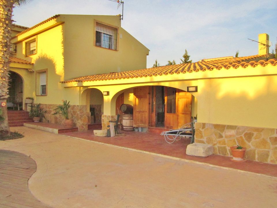 Villa in San Vicente del Raspeig / Alicante mit 4 Schlafzimmern, Pool, Garage und Zentralheizung, nur 12 Minuten vom Strand, Costa Blanca / Spanien in Oyten