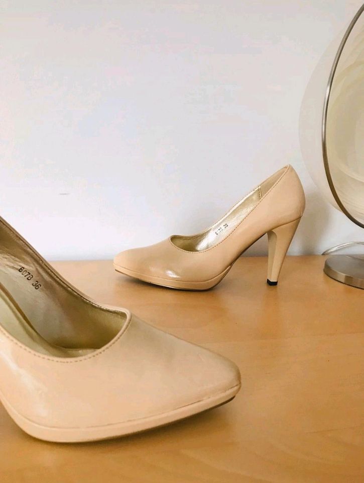 NEU Stylische klassische Pumps Lackleder Look beige creme, Gr 36 in Berlin