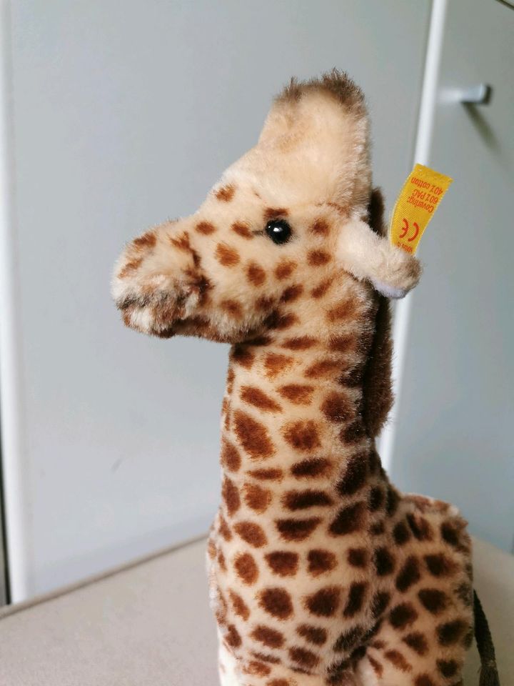 Steiff Giraffe 24 cm weich in Bad Homburg