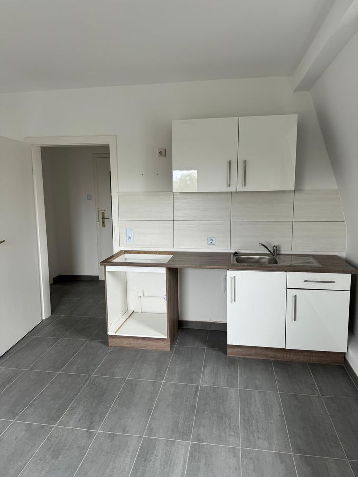 Sanierte 2 Zimmer Dachgeschoss Wohnung mit Einbauküche, Tageslichtbad, Gemeinschaftsgarten sucht nette Mieter in Remscheid