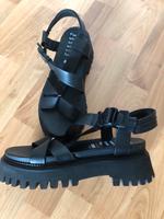 Bronx Chunky Leder Sandalen Profilsohle schwarz 42 Frankfurt am Main - Oberrad Vorschau