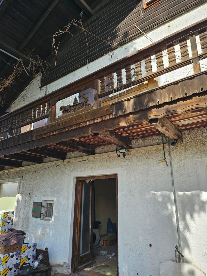 Charmantes Mehrfamilienhaus mit Gewerbefläche und traumhaftem Bergblick - Kernsanierung oder Neubau in Chieming