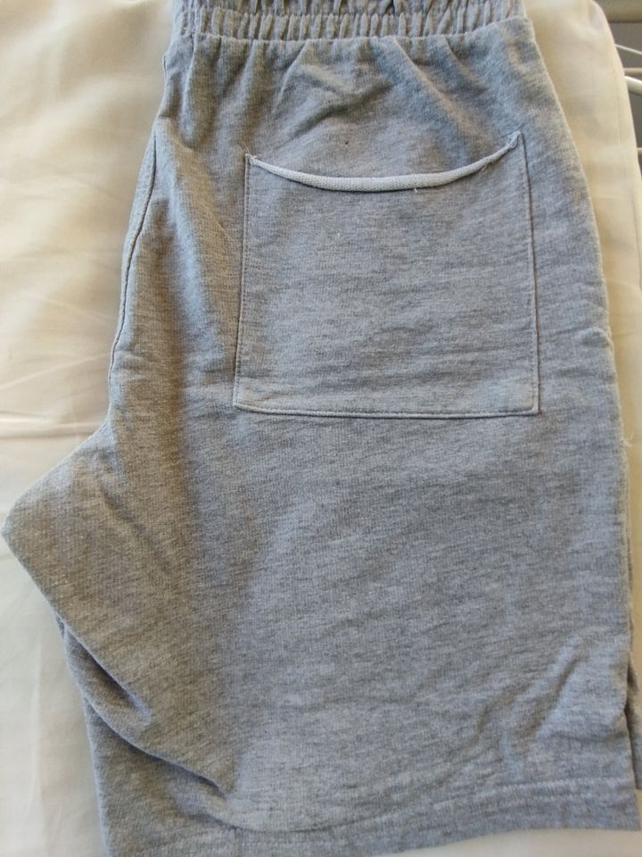 2 neuwertige Sweat Shorts für Jungs Gr.S je. 4 € in Regensburg