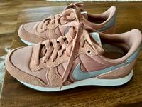 Coole Sneakers von Nike - Gr. 38,5 - altrose - selten Hessen - Münzenberg Vorschau