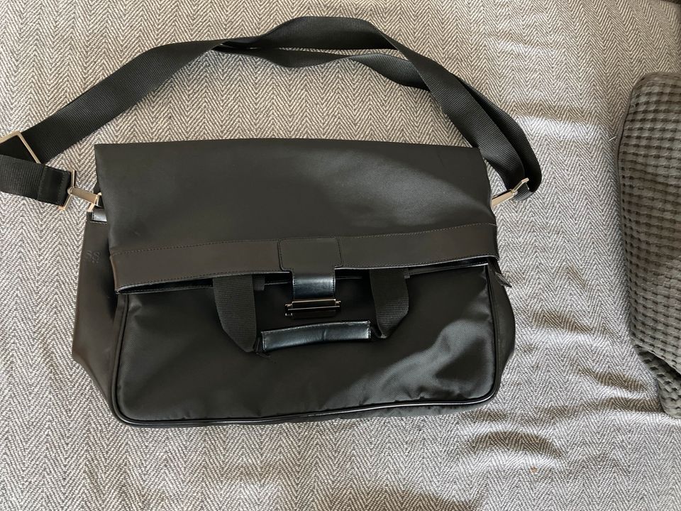 Hugo Boss Tasche mit Laptopfach in Schöllnach