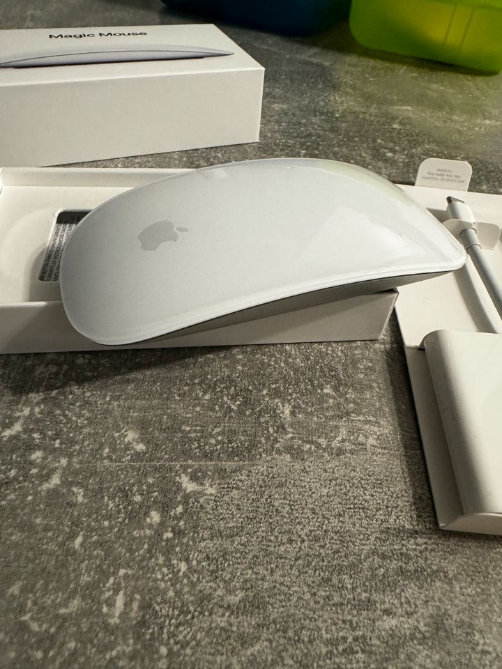Magic Mouse Maus 2 in Weiß + USB C Multiport Adapter von Apple in Lüneburg