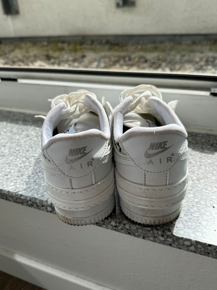 weiße Schuhe mit Print in Bad Homburg