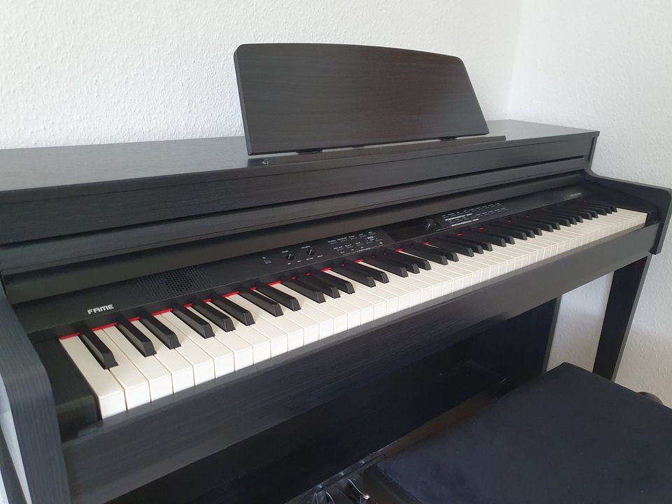 FAME Digitalpiano (DP 8600 BT) mit Klavierbank - neuwertig in Bergheim