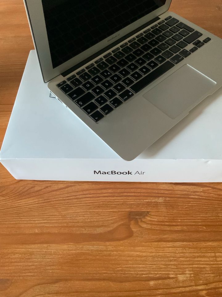 Apple MacBook Air 13,3 Zoll Anfang 2015, 128GB SSD, 4GB RAM in Duisburg