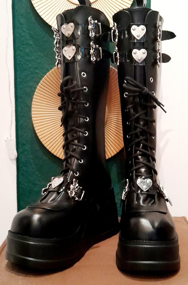 Stiefel derbe Sohle Gothic Boots Langschaft Fakeleather Emo in Hamburg