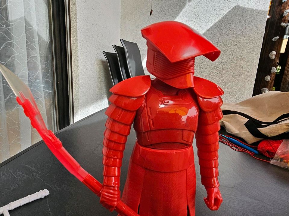 Hasbro Star Wars Elite Praetorian mit Sound in Friedberg