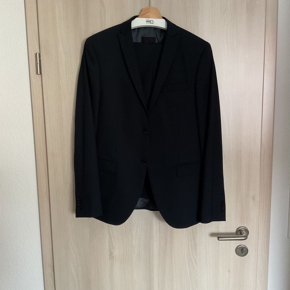 dunkelblauer Anzug v. S. Oliver Gr. 94 zu verkaufen in Springe