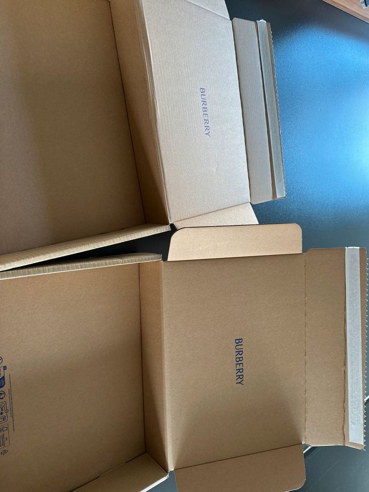 Burberry Kartonage/Umverpackung in Neuhausen