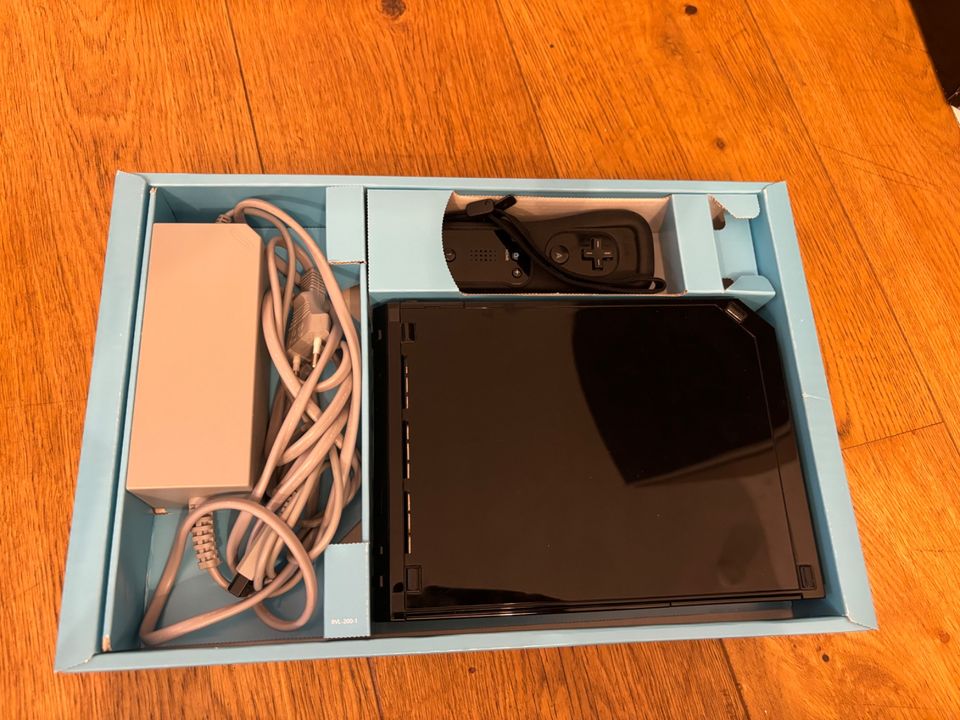 Nintendo Wii Konsole (Schwarz) + Wii Sport (Spiel) in Meerbusch