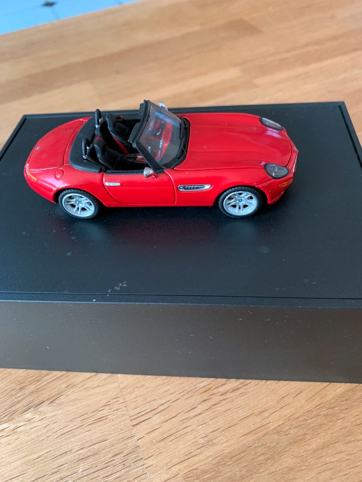 BMW Modellauto Z8 neuwertig aus Sammlung Vitrinenmodell 1:43 in Rösrath