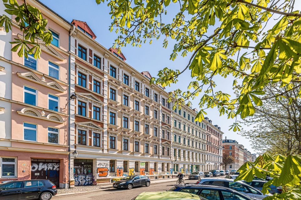 Direkt am beliebten Lene-Voigt-Park: Frisch renovierte 2-Zimmer-Altbauwohnung mit Balkon in Leipzig
