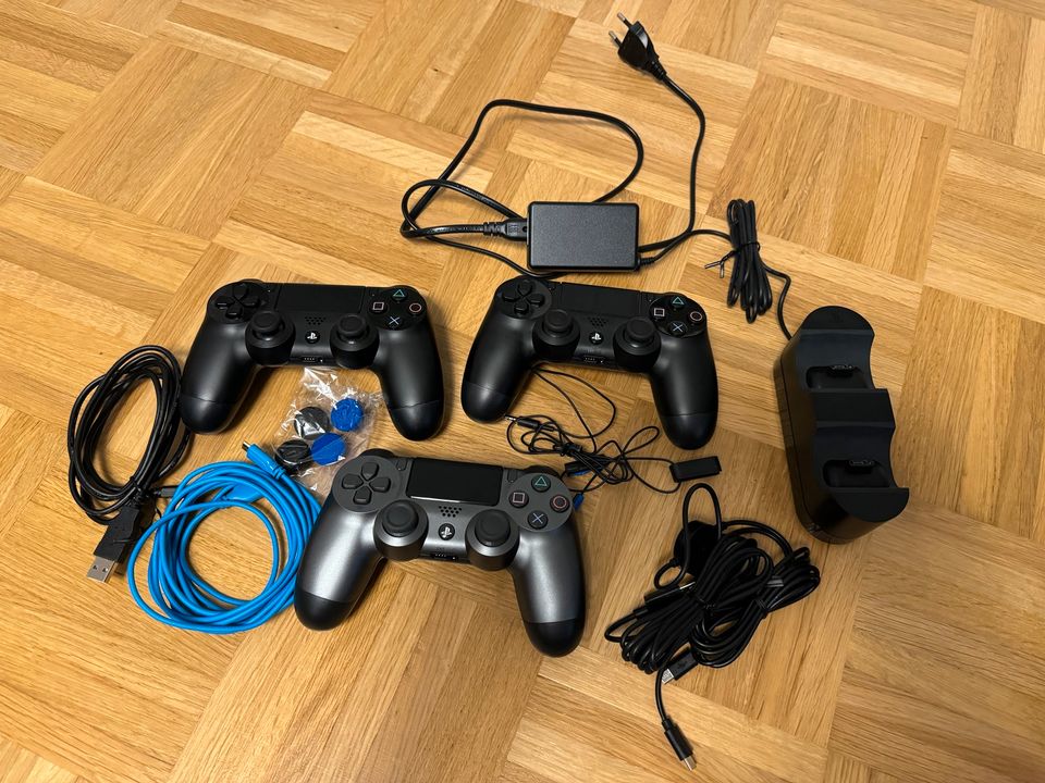 PlayStation 4 PS4 1 TB mit 3 DualShock Controllern 4 Spiele FC24 in Bochum