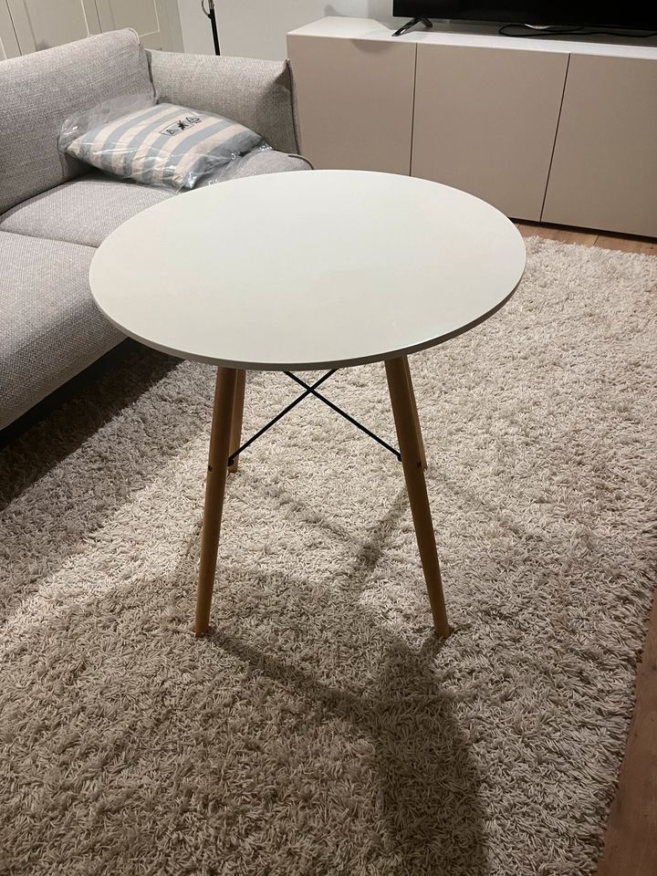 Schöne moderne Tisch Durchmesser 70cm weiß mit Holz Beine in Heppenheim (Bergstraße)