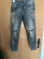 Jeanshose Hose grau Blumen Risse Gr. 38 Zara Niedersachsen - Edemissen Vorschau