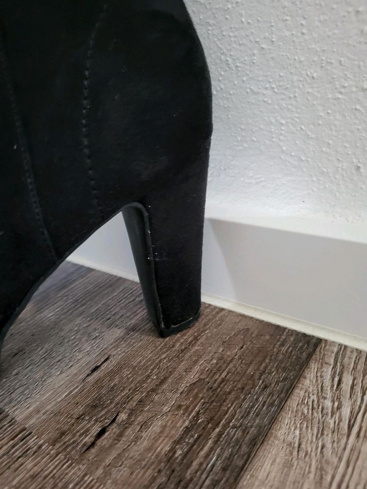 Hohe Stiefel in schwarz 38 in Linden