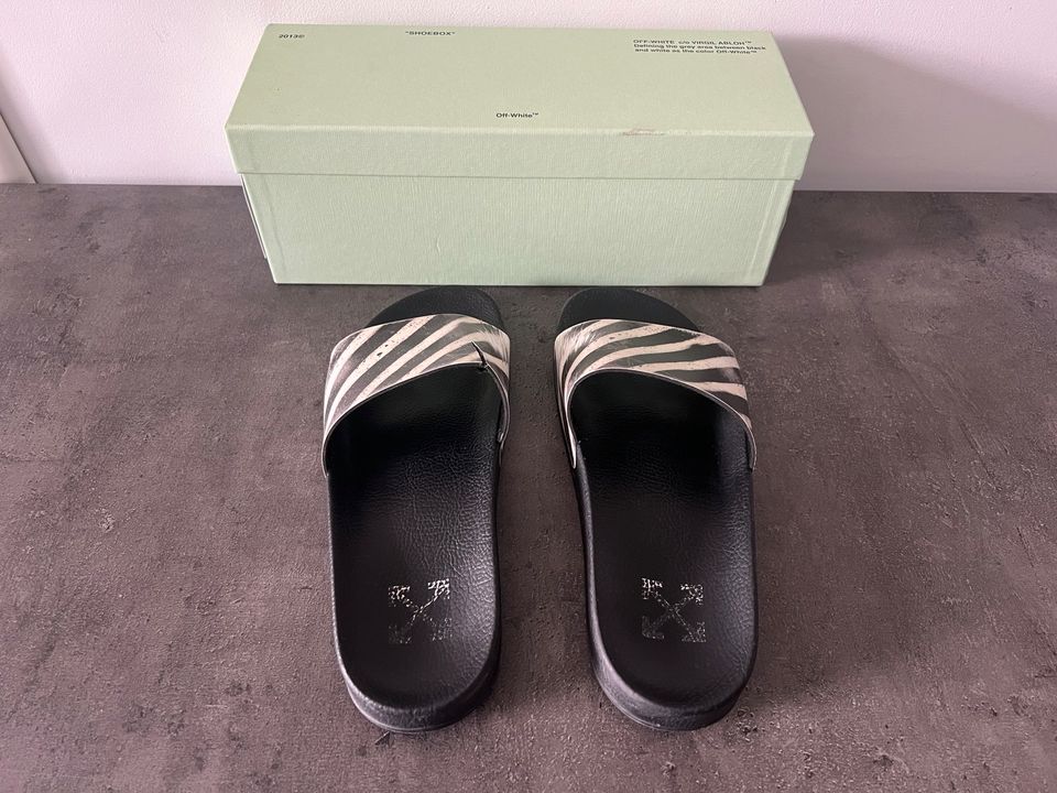 Originale Off-White Slides (mit Riss) - Gr. 43 in Braunschweig