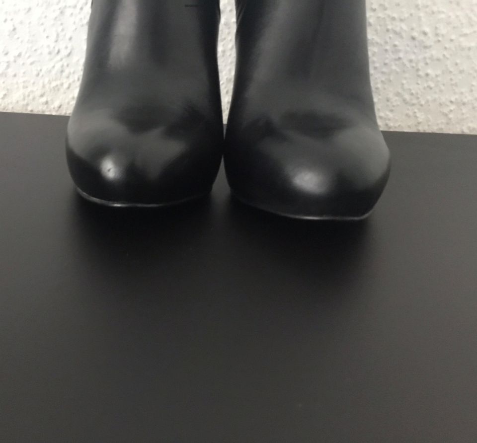 GUESS echt Leder Stiefeletten Stilettos Schwarz Gr. 37 Neuwertig in Essen