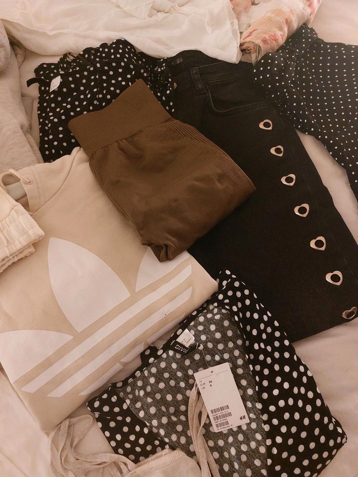 Damen Bekleidungspaket XS S Levis Adidas Zara Tops Röcke Hosen in Köln