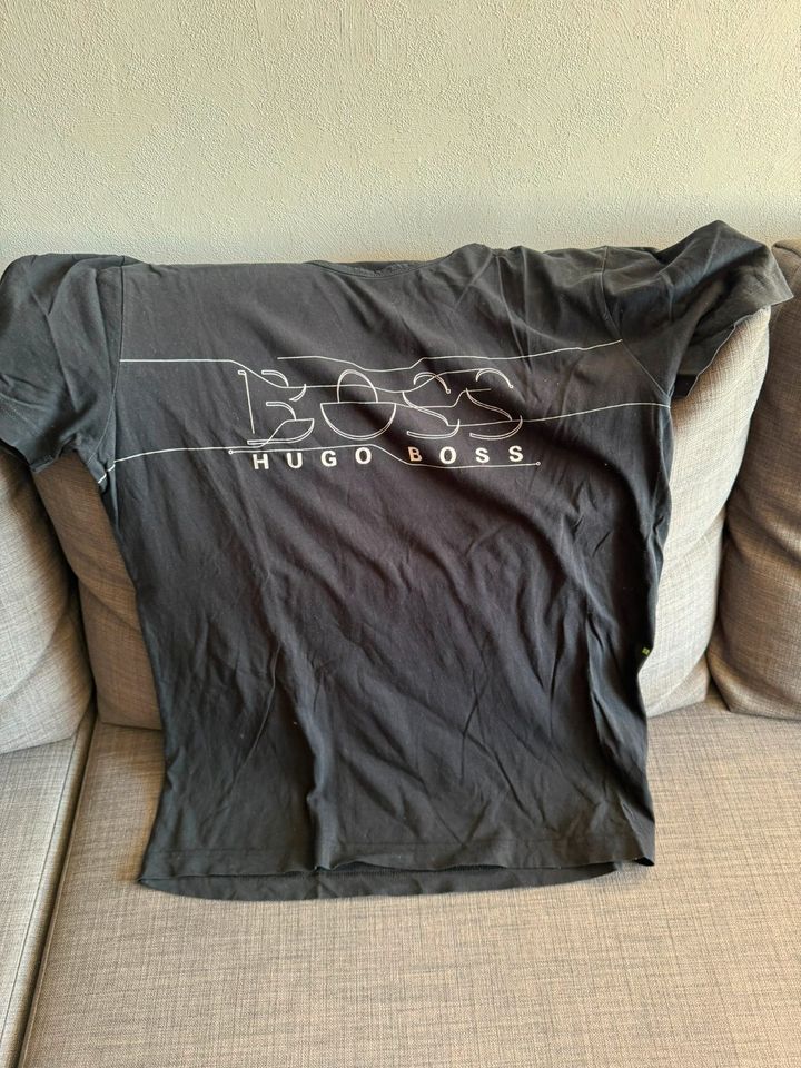 Hugo Boss T-Shirt in Schwarz mit weißem Logo. Größe XL in Reinbek