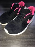 Nike Sneaker Turnschuhe 35,5 schwarz mit pink Nordrhein-Westfalen - Greven Vorschau