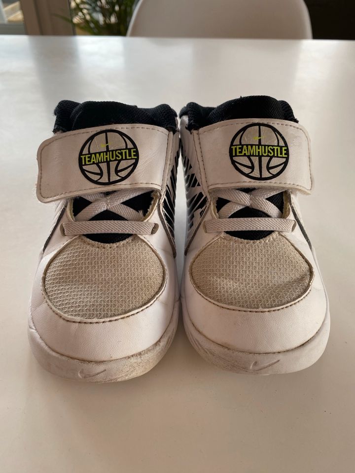 Nike Kinderschuh Sneaker Team hustle Basketball in Rielasingen-Worblingen