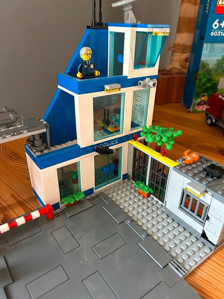 LEGO® City 60316 - Polizeistation in Adelsdorf