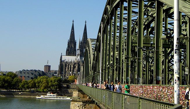 Classic Colonia Tour: Segway-Erlebnis durch das Herz von Köln! in Köln