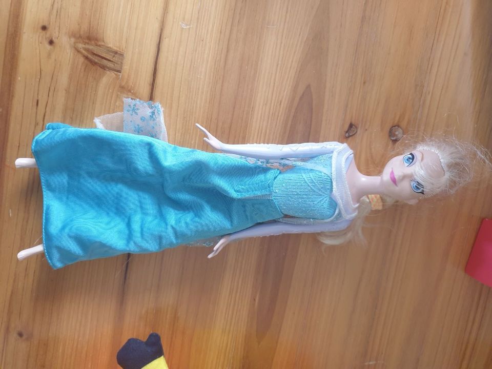 Frozen Elsa Barbie zu verschenken in Neuenstein