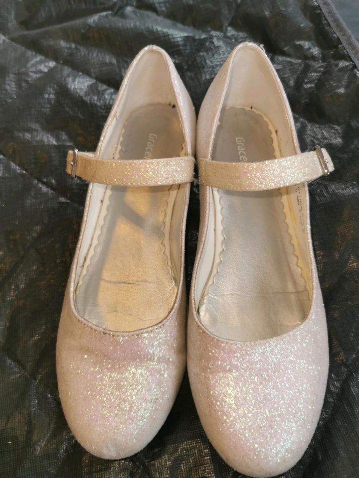 Ballerinas von Graceland, Hochzeit, Schulanfang in Chemnitz