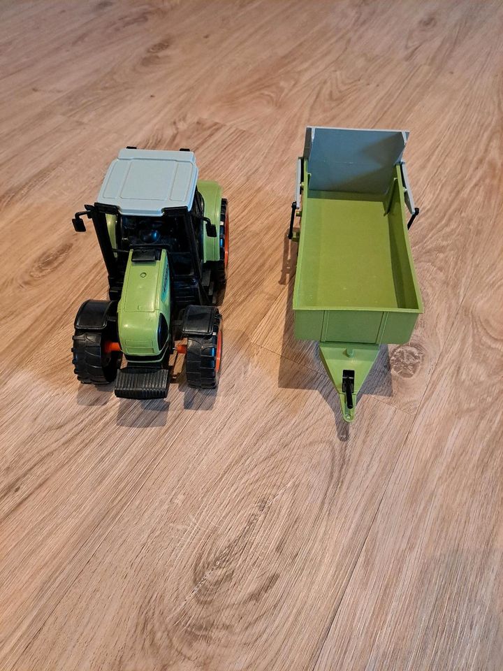 Spielzeugtrecker Claas mit Anhänger in Meppen