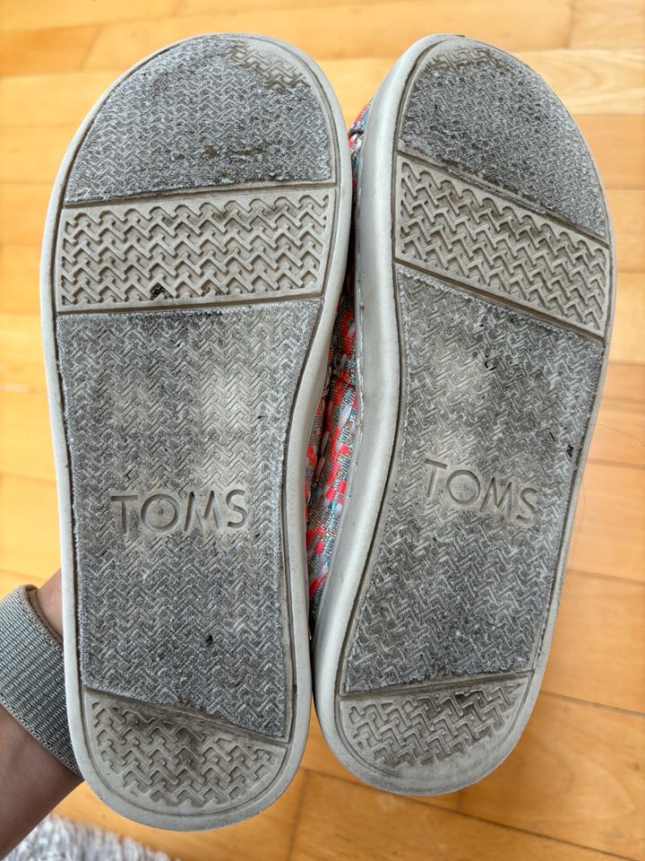 Toms Schuhe Slipper Gr. 33 Y 1.5 in Frankfurt am Main