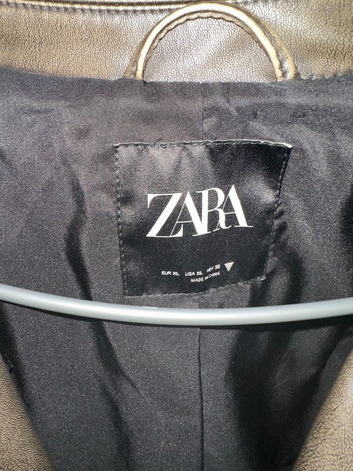 Zara Biker Jacke im Crop Schnitt in Berlin