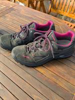 Lowa Goretex Wanderschuhe/Outdoorschuhe Größe 41,5 Niedersachsen - Kutenholz Vorschau