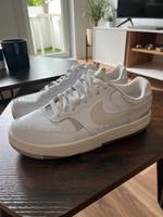 Nike Weiße Schuhe Größe 39 Berlin - Steglitz Vorschau
