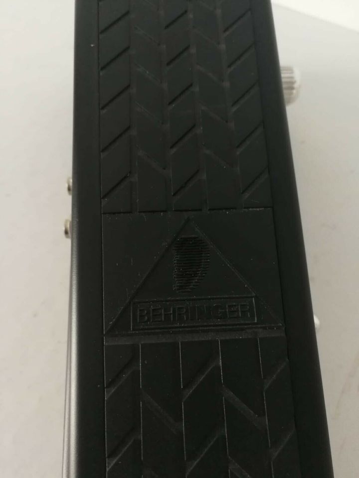 Behringer Hellbabe Model HB01 Gitarrenpedal in Lindau