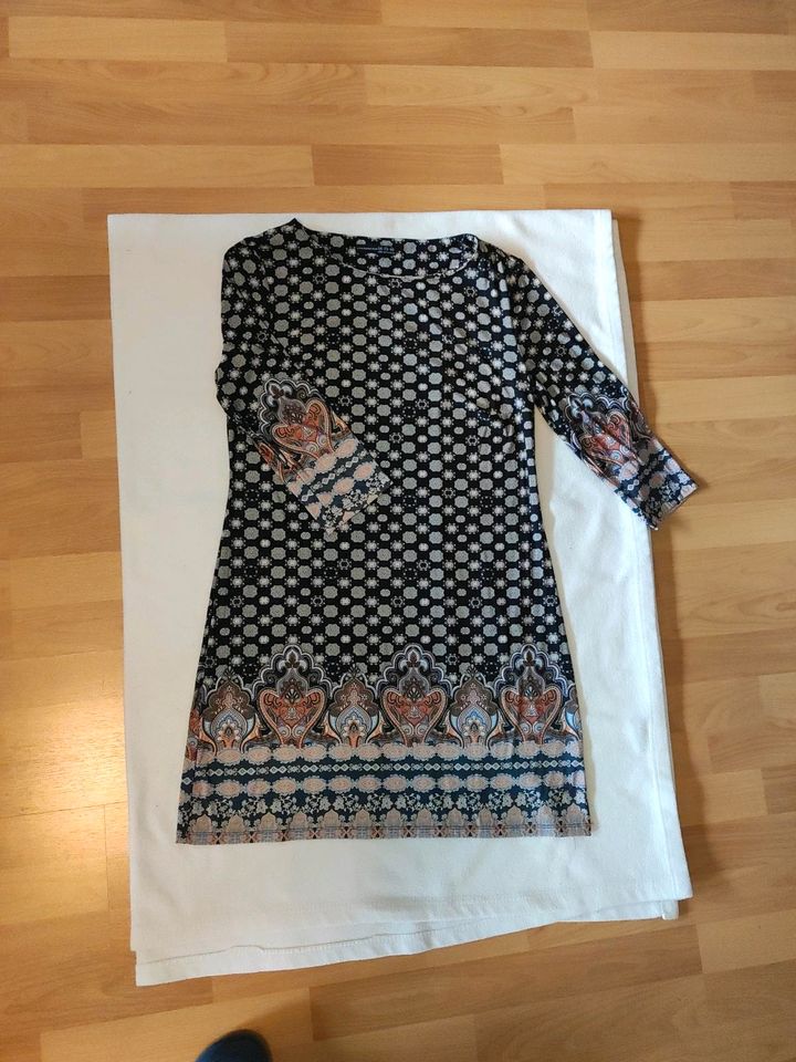 Kleid mit schönem Muster, weicher Stoff Gr M in Solingen