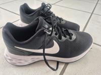Nike Trainingsschuhe schwarz gr. 39 Nordrhein-Westfalen - Erkelenz Vorschau