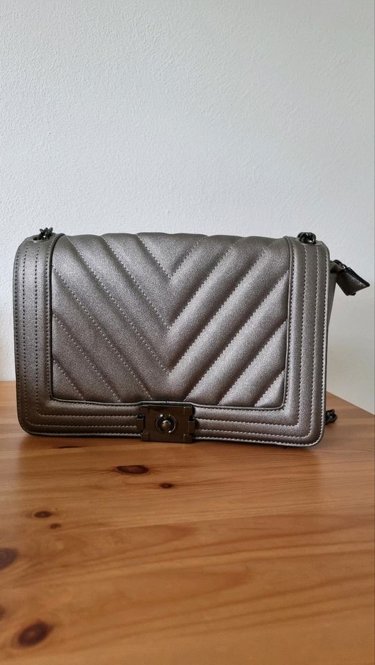 silberne Handtasche in Albstadt